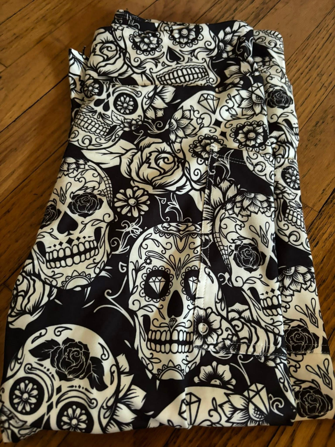 Black white skull capri