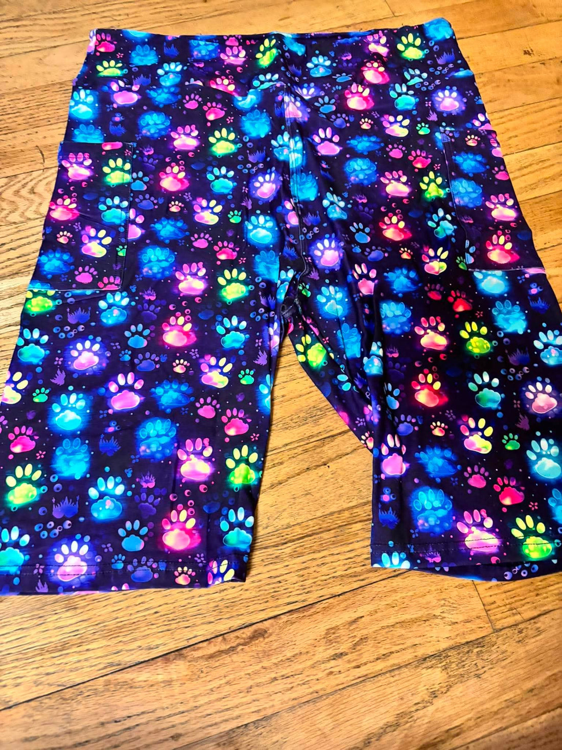 Electric paw print capri