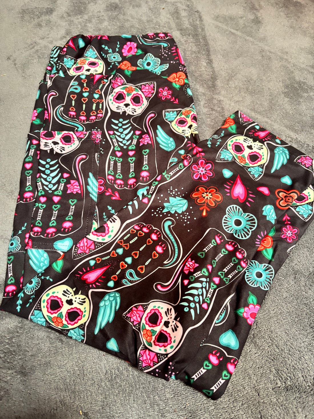 Kitty skull capris with pockets