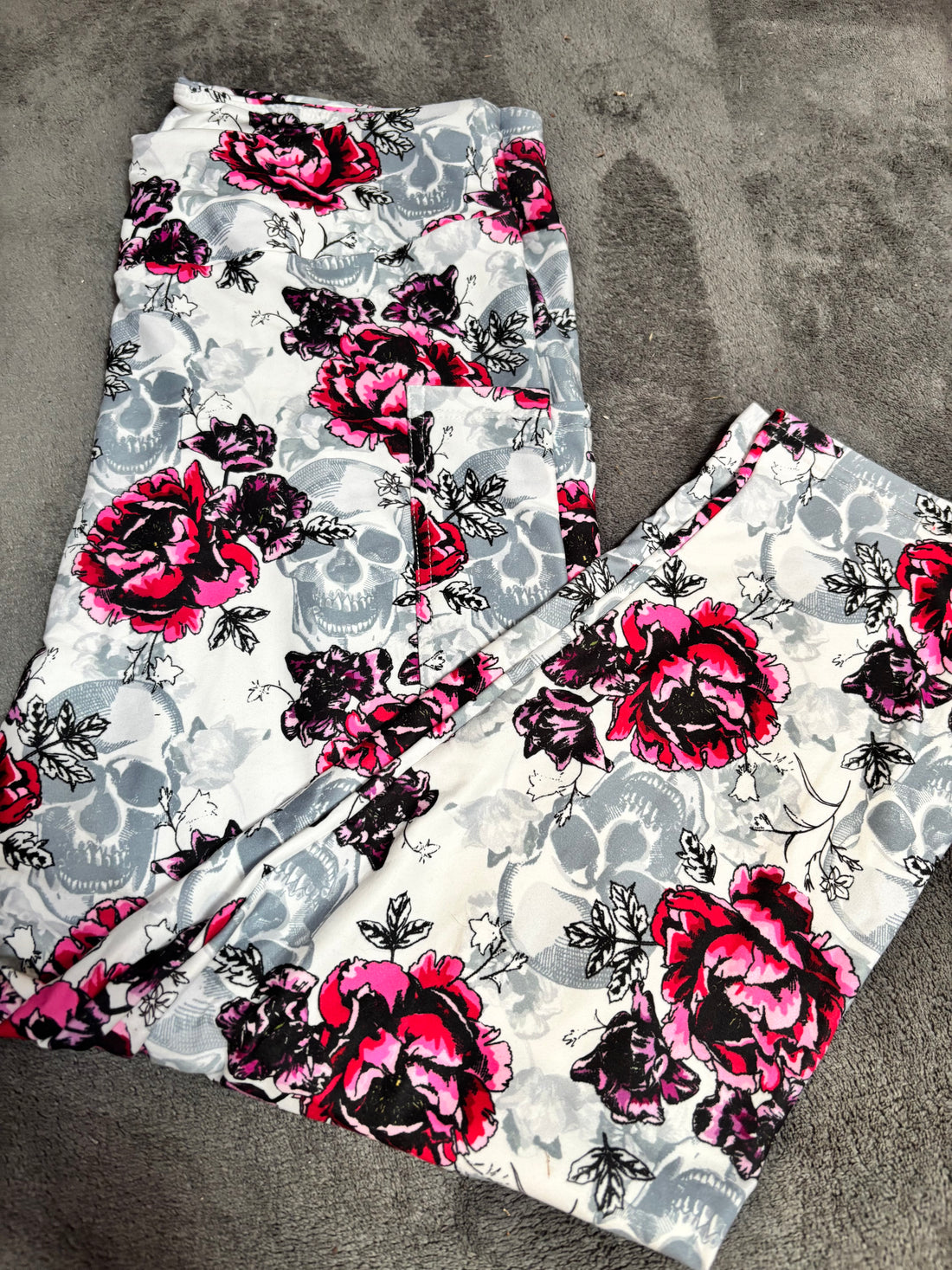 Floral skull capri with pockets